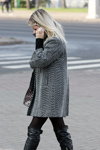 Вулична мода в Мінську. Листопад 2012 (наряди й образи: сіре пальто з візерунком "ялинка", чорні колготки, чорні ботфорти)