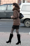 Moda en la calle en Minsk. 11/2012 (looks: chaqueta marrón, pantis grises, botas negras, bolso negro, falda negra corta)