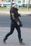 Moda en la calle en Minsk. 11/2012 (looks: pompónnegr, vaquero azul, chaqueta negra)