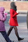 Moda en la calle en Minsk. 11/2012 (looks: chaqueta roja, pantis negros)