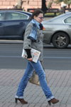 Moda en la calle en Minsk. 11/2012 (looks: vaquero azul claro, botines de tacón marrónes, abrigo de color blanco y negro, bufanda azul claro de rayas)