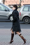 Вулична мода в Мінську. Листопад 2012 (наряди й образи: коричневі чоботи, тілесні фантазійні прозорі колготки, чорний плащ)