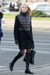 Moda en la calle en Minsk. 11/2012 (looks: botas Over the knee negras, pantis transparentes negros, bolso negro)