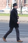 Moda uliczna w Mińsku. 11/2012 (ubrania i obraz: kapelusz czarny)
