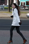 Вулична мода в Мінську. Листопад 2012 (наряди й образи: біле пальто міні, сірі джинси, чорні шкіряні рукавички)