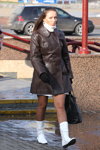 Moda en la calle en Minsk. 11/2012 (looks: pantis transparentes marrónes, botas blancas, abrigo marrón, bolso negro)
