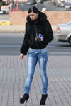 Вулична мода в Мінську. Листопад 2012 (наряди й образи: чорна шуба, блакитні джинси, чорні ботильйони)