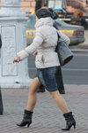 Moda uliczna w Mińsku. 11/2012 (ubrania i obraz: kurtka biała, dżinsowa spódnica niebieska wielokolorowa)