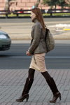Moda en la calle en Minsk. 11/2012 (looks: pantis marrónes, botas marrónes)