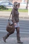 Moda en la calle en Minsk. 11/2012 (looks: chaqueta con capucha marrón, falda lila, pantis transparentes negros, bolso marrón)