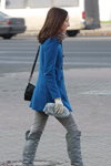 Moda uliczna w Mińsku. 11/2012 (ubrania i obraz: palto niebieskie, jeansy szare, kozaki szare, rękawiczki dzianinowe białe, torebka czarna)