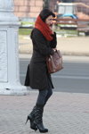 Moda en la calle en Minsk. 11/2012 (looks: bolso marrón, botas negras, vaquero azul)