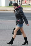 Вулична мода в Мінську. Листопад 2012 (наряди й образи: чорна стьобана куртка, сіні джинсові шорти, чорні чоботи)