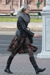 Уличная мода в Минске. Ноябрь 2012 (наряды и образы: чёрные сапоги, клетчатая юбка, чёрная куртка)