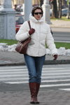 Moda uliczna w Mińsku. 11/2012 (ubrania i obraz: kurtka biała, rękawiczki brązowe, torebka brązowa, jeansy błękitne, kozaki brązowe)