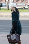 Moda uliczna w Mińsku. 11/2012 (ubrania i obraz: palto morskie, torebka brązowa, beret dzianinowy biały)