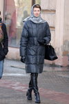 Moda en la calle en Minsk. 11/2012 (looks: chaqueta de color grafito, botas negras, bolso negro, guantes de piel negros)