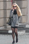 Moda en la calle en Minsk. 11/2012 (looks: abrigo gris corto, falda negra corta, bolso negro, pantis transparentes negros, gafas de sol)