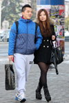 Уличная мода в Минске. Ноябрь 2012 (наряды и образы: синяя стёганая куртка, серые спортивные брюки, чёрное пальто, чёрные колготки, чёрные гетры, чёрная сумка)