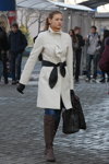 Moda en la calle en Minsk. 11/2012 (looks: abrigo blanco, vaquero azul, botas marrónes, cinturón negro)