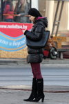 Вулична мода в Мінську. Листопад 2012 (наряди й образи: чорний берет, чорна сумка, чорні чоботи, чорне пальто, брусничні джинси)