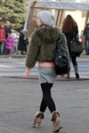 Moda en la calle en Minsk. 11/2012 (looks: , boina de punto gris, pantis negros)