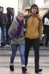 Уличная мода в Минске. Ноябрь 2012 (наряды и образы: блонд (цвет волос), голубые джинсы, чёрные туфли)
