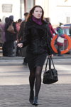 Вулична мода в Мінську. Листопад 2012 (наряди й образи: чорна куртка, чорна спідниця, чорні колготки, чорна сумка, фіолетовий шарф, чорні ботильйони)