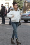 Moda en la calle en Minsk. 11/2012 (looks: chaqueta blanca, vaquero azul)