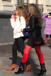Moda en la calle en Minsk. 11/2012 (looks: calentadores rojos, botas negras, chaqueta negra, pantis transparentes rojos)