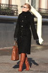 Вулична мода в Мінську. Листопад 2012 (наряди й образи: чорне пальто, чорні рукавички, коричнева сумка, коричневі чоботи)