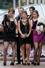Фотофакт: дівчата в стилі "ретро" в самому центрі білоруської столиці