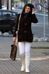 Moda en la calle en Minsk. 11/2012 (looks: abrigo marrón, pantalón blanco, botas blancas)