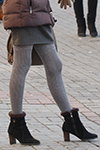 Moda en la calle en Minsk. 11/2012 (looks: pantis grises, falda gris corta)