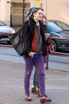 Moda en la calle en Minsk. 11/2012 (looks: pantalón violeta, rastas)