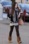 Moda en la calle en Minsk. 11/2012 (looks: pantis marrónes, bufanda con estampado pata de gallo de color blanco y negro)