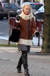 Вулична мода в Мінську. Студенти. Листопад 2012 (наряди й образи: блонд (колір волосся), чорні чоботи, чорні колготки, коричнева дублянка, чорна сумка)