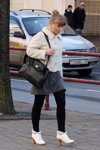 Moda en la calle en Minsk. 11/2012 (looks: botines de tacón blancos, falda gris corta, bolso negro)