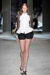 Desfile de Claes Iversen — Amsterdam Fashion Week ss13 (looks: blusa blanca, short negro, zapatos de tacón plateados)