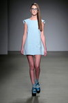 Modenschau von Domenico Cioffi — Amsterdam Fashion Week fw13/14 (Looks: himmelblaues Mini Kleid, himmelblaue Socken, blaue Sandaletten)
