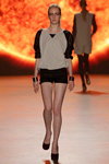 Modenschau von Gestuz — Amsterdam Fashion Week ss13 (Looks: schwarze Shorts, schwarze Pumps)