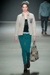 Modenschau von gsus sindustries — Amsterdam Fashion Week fw13/14 (Looks: aquamarine Jeans, graue gesteppte Jacke)