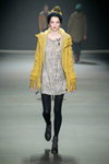 Pokaz gsus sindustries — Amsterdam Fashion Week fw13/14 (ubrania i obraz: rajstopy czarne, kurtka żółta)