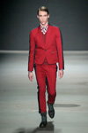 Modenschau von gsus sindustries — Amsterdam Fashion Week fw13/14 (Looks: kariertes Hemd, roter Männeranzug)