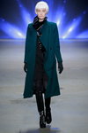 Показ iNDiViDUALS — Amsterdam Fashion Week fw13/14 (наряды и образы: пальто цвета морской волны, чёрные колготки, чёрные сапоги)