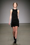 Desfile de Laura Smith — Amsterdam Fashion Week fw13/14 (looks: vestido negro corto)