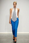 Pokaz LikeThis — Amsterdam Fashion Week ss13 (ubrania i obraz: top biały, krawat szary, spodnie niebieskie)