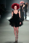 Frisuren-Modenschau von L'Oréal Professionnel — Amsterdam Fashion Week fw13/14 (Looks: schwarze Sandaletten, schwarzes Mini Kleid)