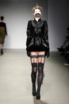 Desfile de MICHELANGELO WINKLAAR — Amsterdam Fashion Week fw13/14 (looks: chaqueta negra, guantes negros, zapatos de tacón negros, medias de nailon negras)
