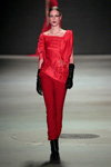 Показ TONYCOHEN — Amsterdam Fashion Week fw13/14 (наряды и образы: красные брюки, красный топ, чёрные длинные кожаные перчатки)